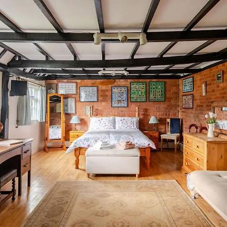 Cozy One-Bedroom Cottage In Great Tey 외부 사진