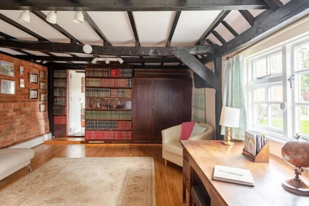 Cozy One-Bedroom Cottage In Great Tey 외부 사진