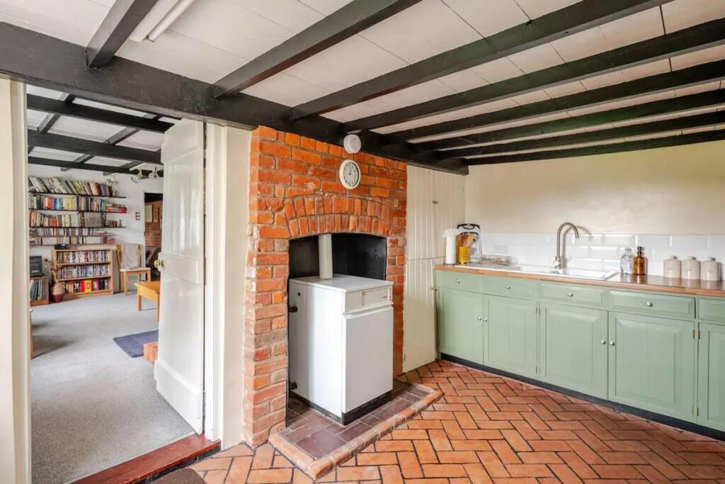 Cozy One-Bedroom Cottage In Great Tey 외부 사진
