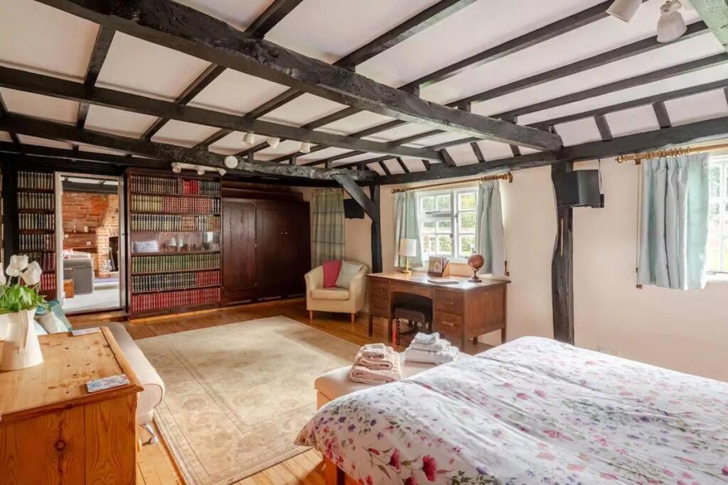 Cozy One-Bedroom Cottage In Great Tey 외부 사진