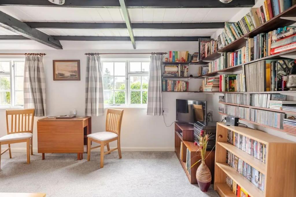 Cozy One-Bedroom Cottage In Great Tey 외부 사진