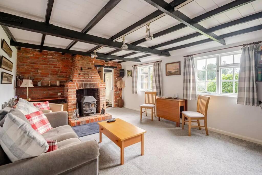 Cozy One-Bedroom Cottage In Great Tey 외부 사진